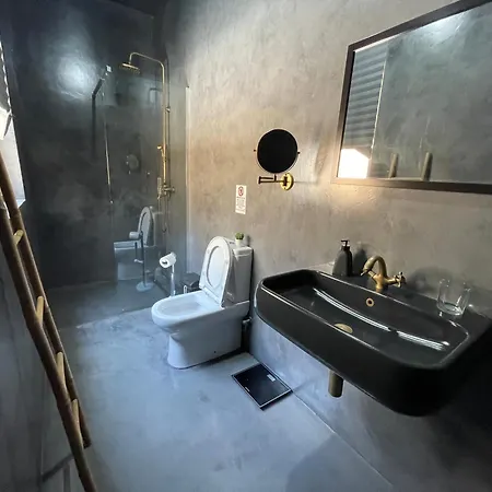 Prime Spot, Stylish Industrial Apt, Sleeps 11