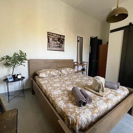 Prime Spot, Stylish Industrial Apt, Sleeps 11