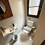 Prime Spot, Stylish Industrial Apt, Sleeps 11 Apartment