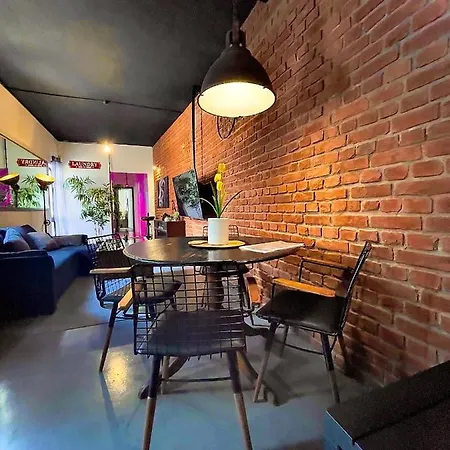Prime Spot, Stylish Industrial Apt, Sleeps 11 아파트 그지라