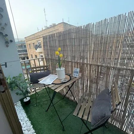 Prime Spot, Stylish Industrial Apt, Sleeps 11