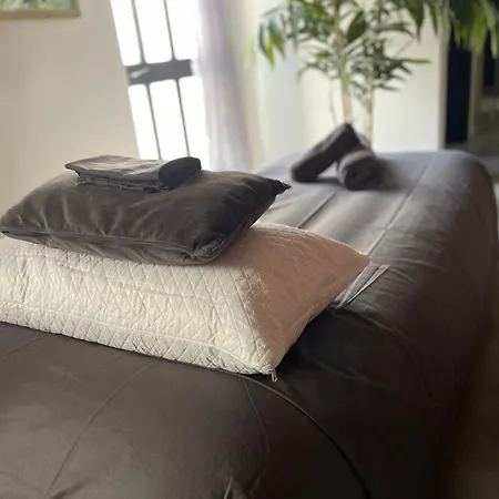 아파트 Prime Spot, Stylish Industrial Apt, Sleeps 11 그지라