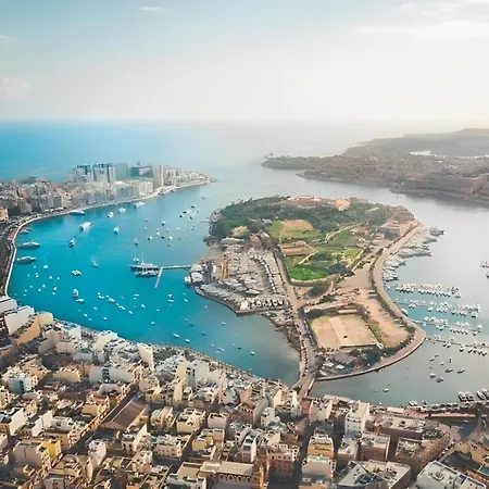 Apartment Prime Spot, Stylish Industrial Apt, Sleeps 11 *