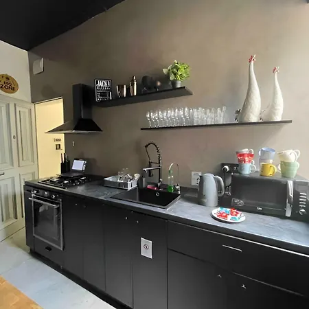 아파트 Prime Spot, Stylish Industrial Apt, Sleeps 11 *