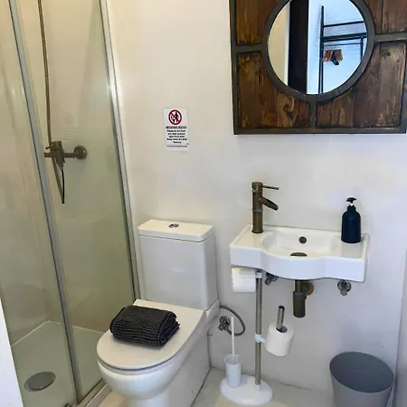 Prime Spot, Stylish Industrial Apt, Sleeps 11 아파트 *