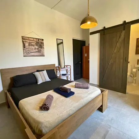 Prime Spot, Stylish Industrial Apt, Sleeps 11 * Gzira