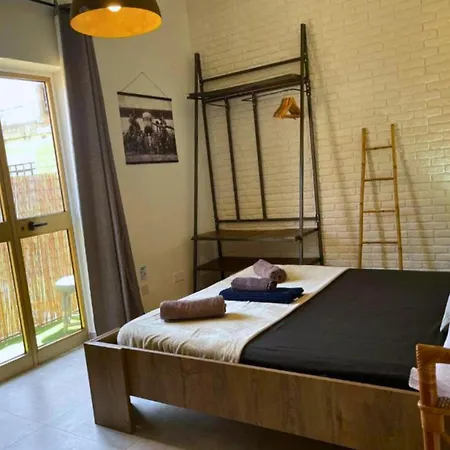 Prime Spot, Stylish Industrial Apt, Sleeps 11
