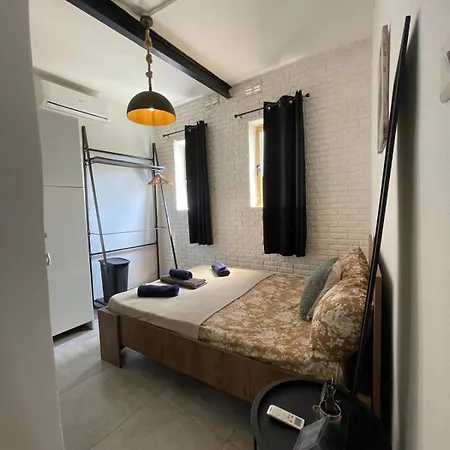 Prime Spot, Stylish Industrial Apt, Sleeps 11 *