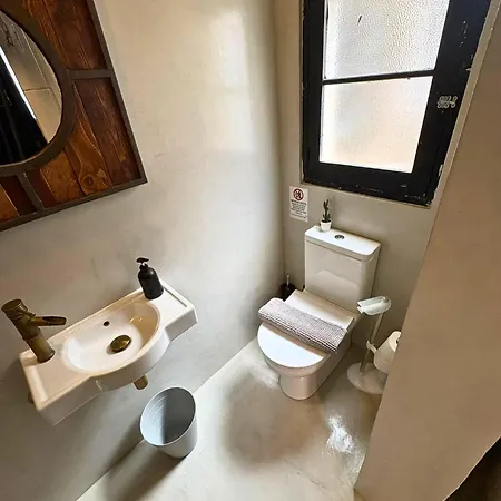 Prime Spot, Stylish Industrial Apt, Sleeps 11 Apartment