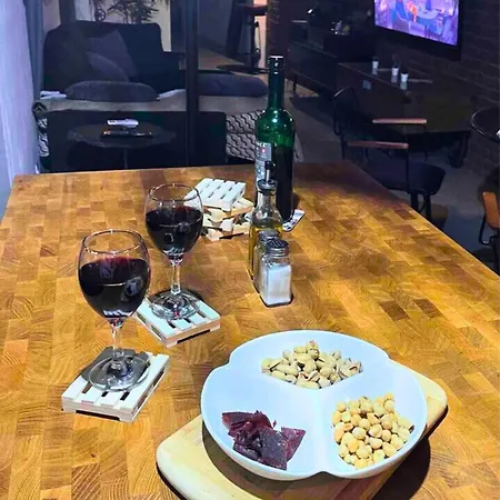 Prime Spot, Stylish Industrial Apt, Sleeps 11 아파트 그지라