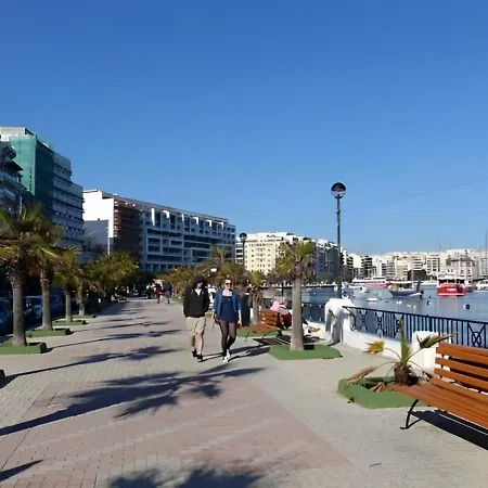 Prime Spot, Stylish Industrial Apt, Sleeps 11 Appartement Gzira
