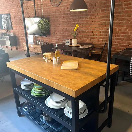 Prime Spot, Stylish Industrial Apt, Sleeps 11 아파트